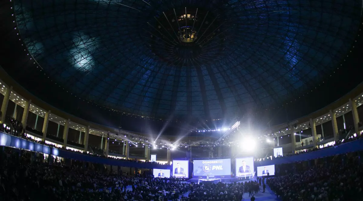 Intervenție SMURD la Congresul PNL, după ce un liberal a căzut de pe scenă. Omul a fost luat cu targa și dus la spital