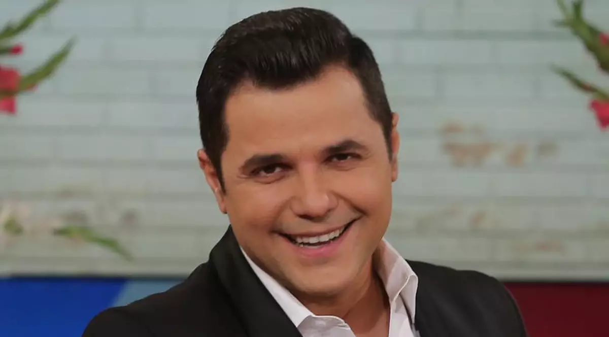 Cove, prima apariție după ce a semnat cu Prima TV. Prezentatorul a apărut în brațele Lorei