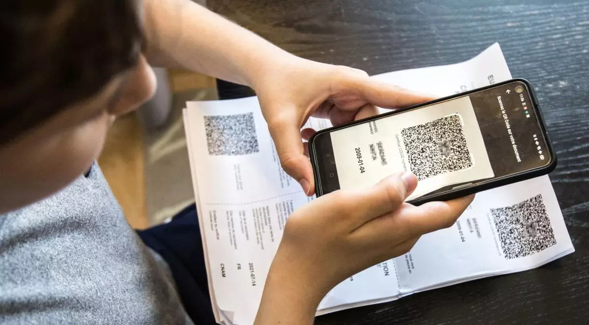 Certificatul verde, mai aproape să devină obligatoriu pentru angajații la stat. Proiectul a trecut de comisiile Senatului