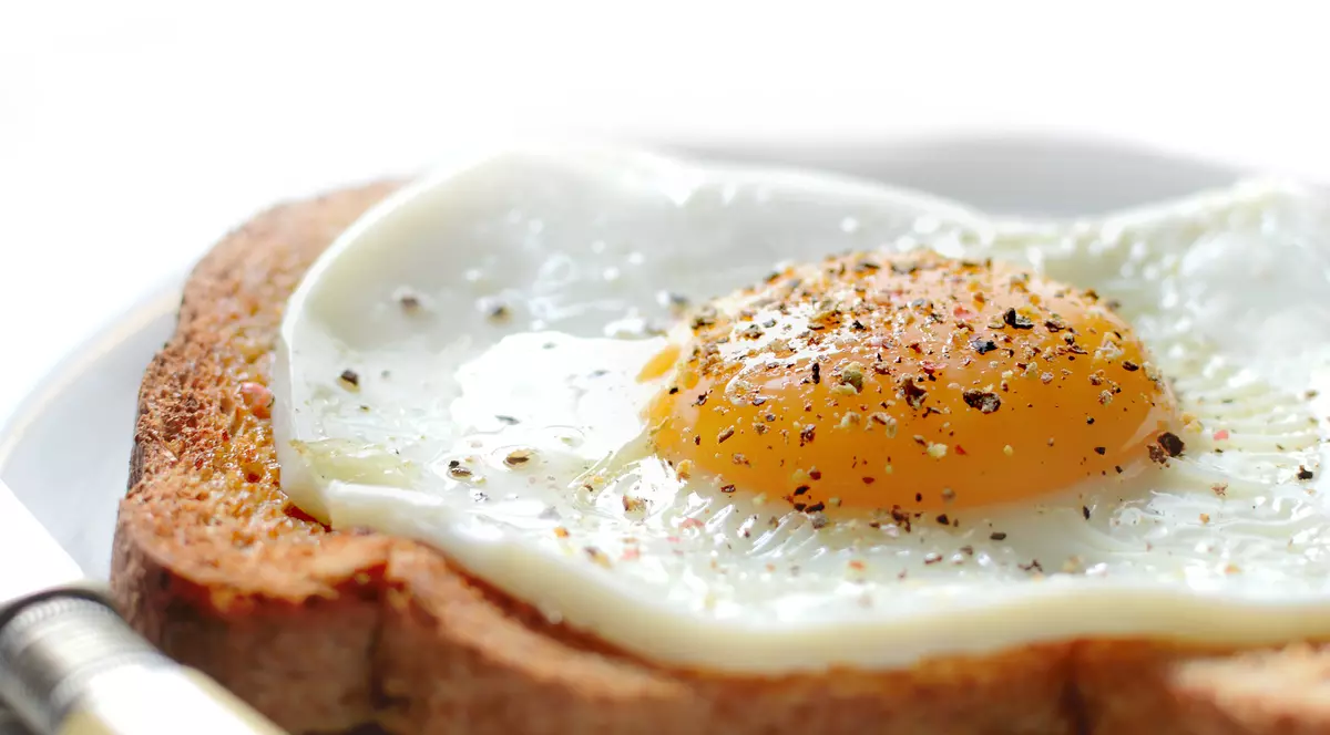 Cum să faci ouă prăjite perfecte. Trucurile de care să ții cont