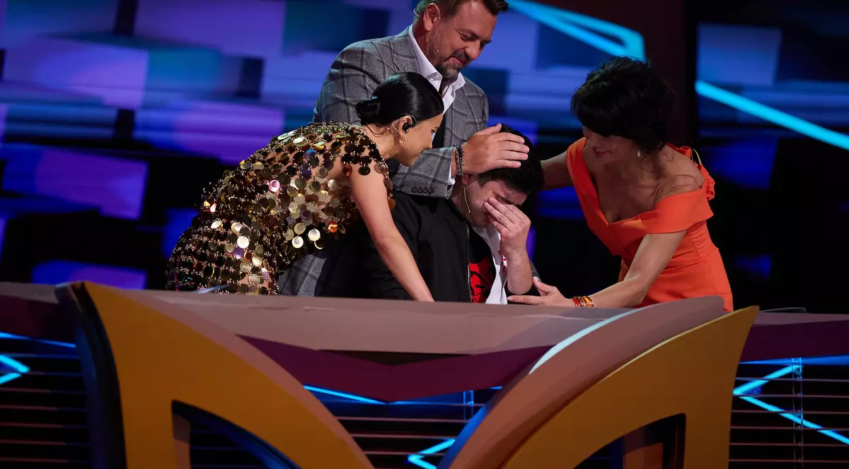 Alex Bogdan izbucnește în lacrimi pe scena de la „Masked Singer”. „Nu mă așteptam ca acest moment să mă deschidă atât de tare!”