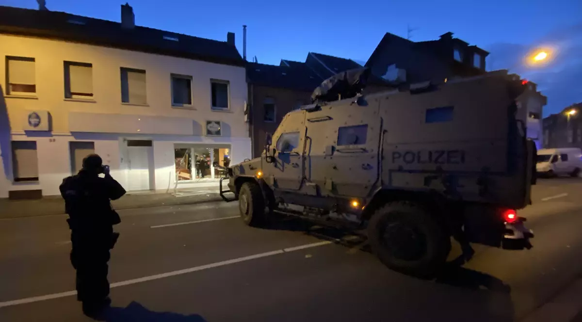 Poliția germană a intrat cu tancul într-un sediu al clubului Hells Angels, pentru a ridica un suspect de crimă