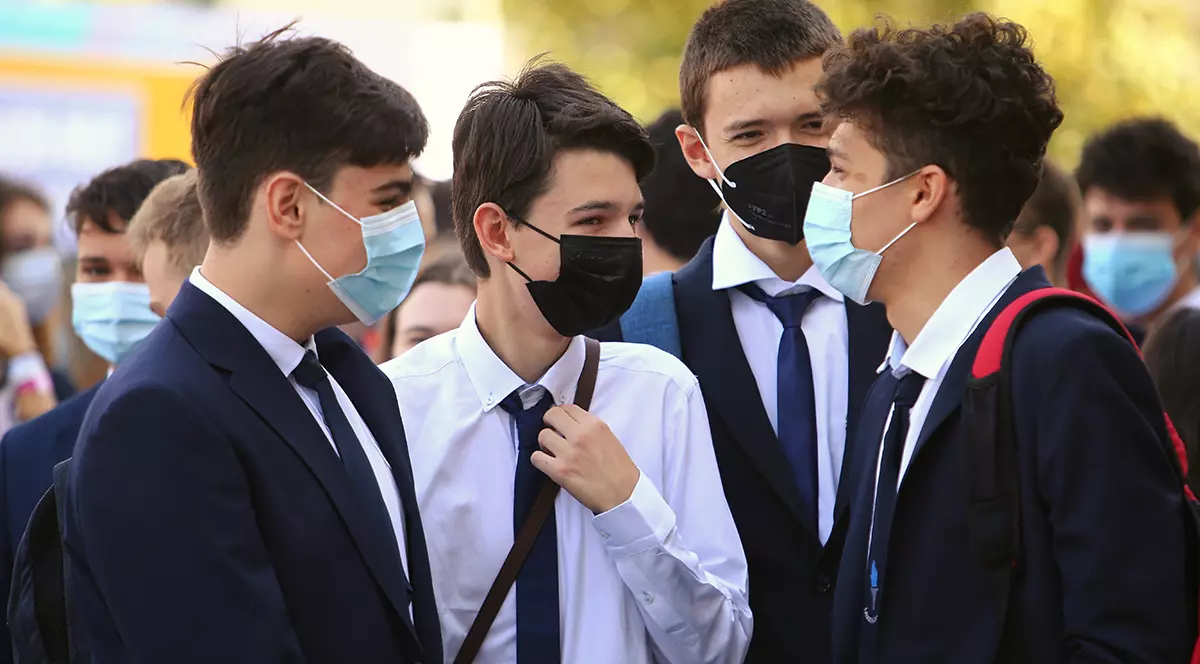 Cum începe școala de luni: elevi în bănci, la rată de vaccinare de 60% în rândul personalului din școală