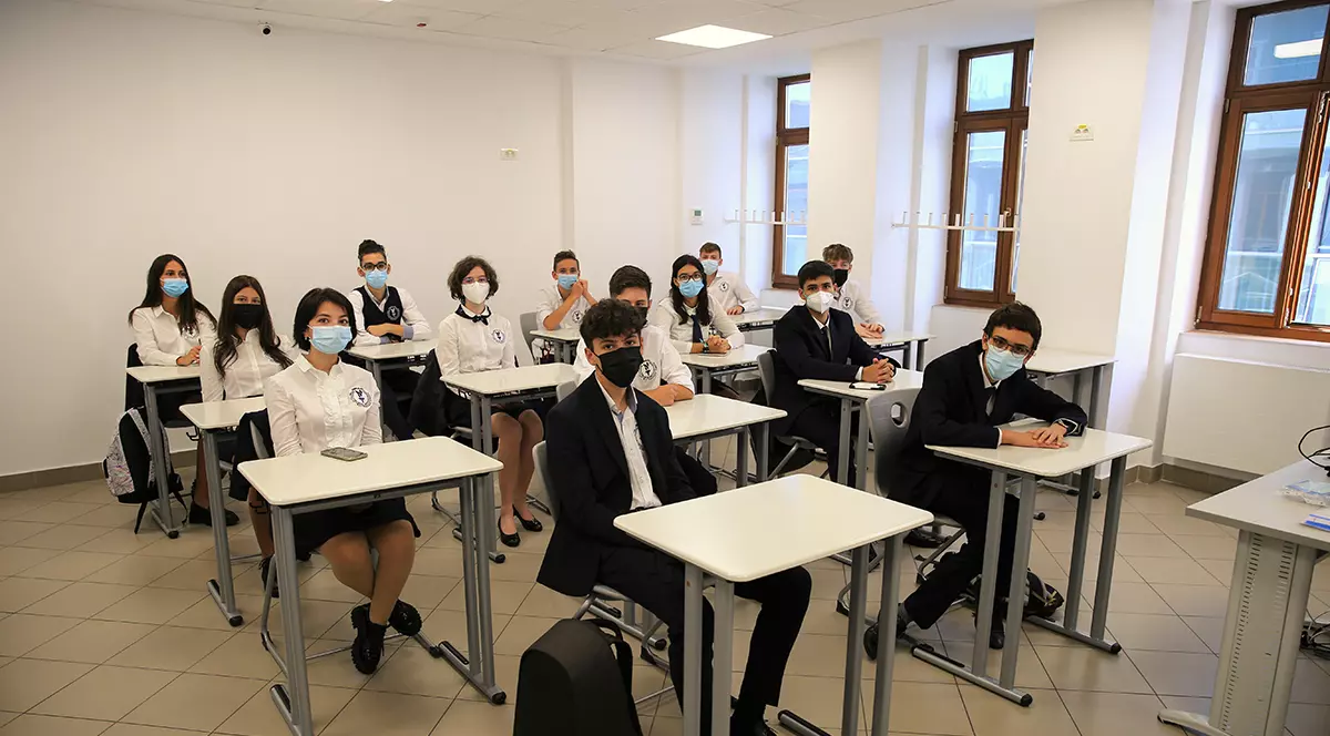 În 13 localități din țară, rata de infectare a depășit 6 la mie. Aproape 800 de clase trec luni în online