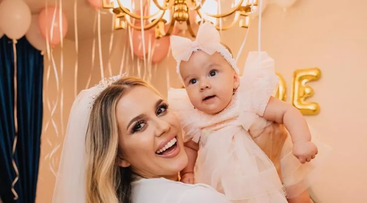 Emily Burghelea s-a căsătorit. Botezul fiicei sale a avut loc în aceeași zi