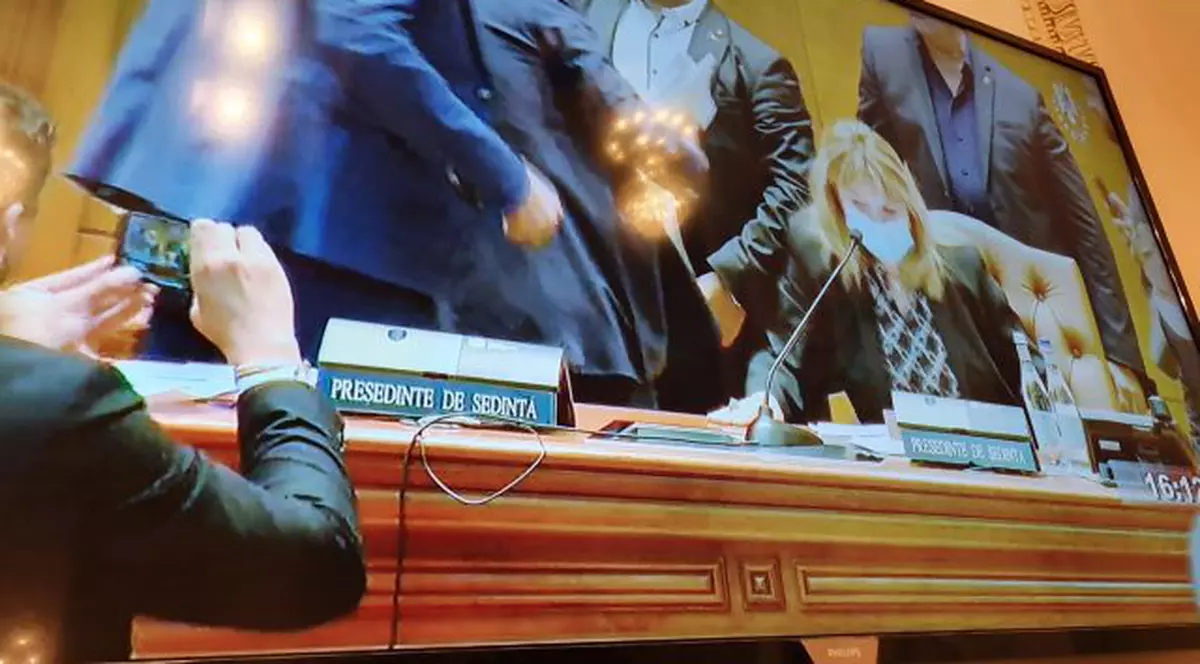 Scandal în Parlament, înainte de citirea moțiunii de cenzură: Florin Roman, evacuat de la prezidiu de parlamentarii AUR