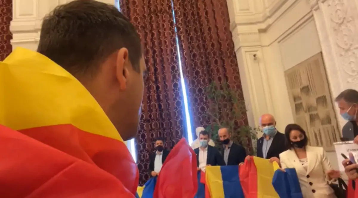 Deputații AUR au protestat în Parlament înfășurați în tricolor. Florin Roman, amenințat din nou cu evacuarea
