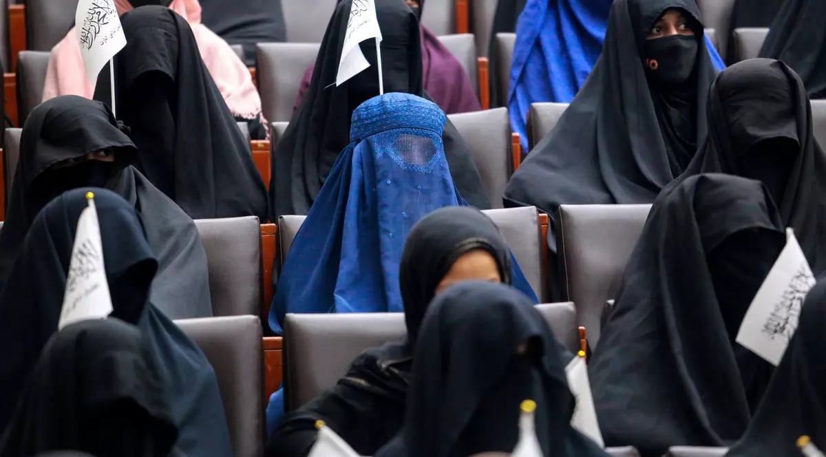 Talibanii le-au interzis femeilor din Afganistan să predea sau să meargă la cursuri la Universitatea din Kabul