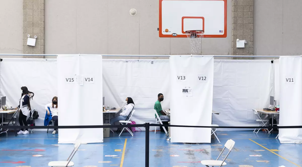 Mii de cadre medicale din New York, concediate, după ce au refuzat să se vaccineze împotriva COVID