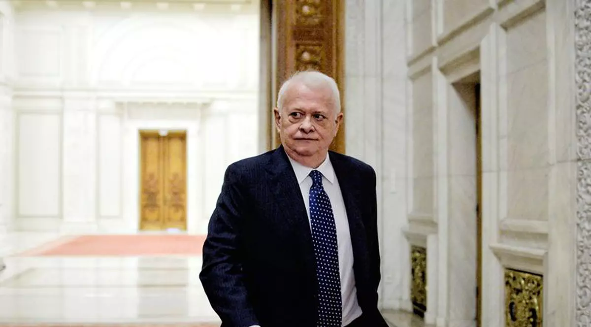 Viorel Hrebenciuc, ridicat de acasă de polițiști pentru a fi încarcerat, după condamnarea definitivă