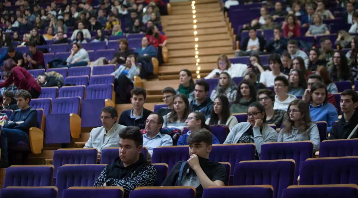 Noi reguli pentru pensiile de urmaș. Ce acte trebuie să depună elevii și studenții
