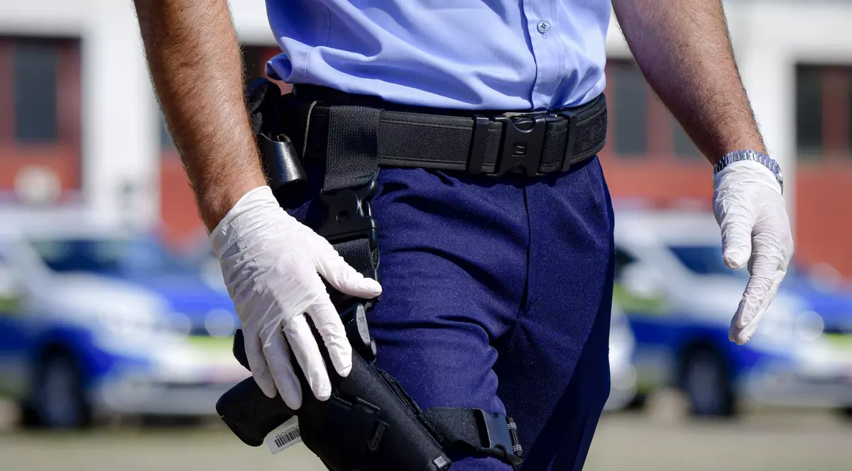 Poliția trebuie să plătească 100.000 de lei daune unui bărbat snopit în bătaie în secție de doi agenți. Victima venise să depună o plângere