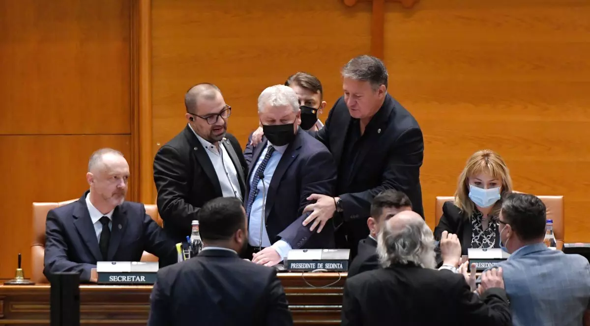 PNL solicită oficial sancționarea deputaților AUR care l-au evacuat pe Florin Roman de la prezidiu