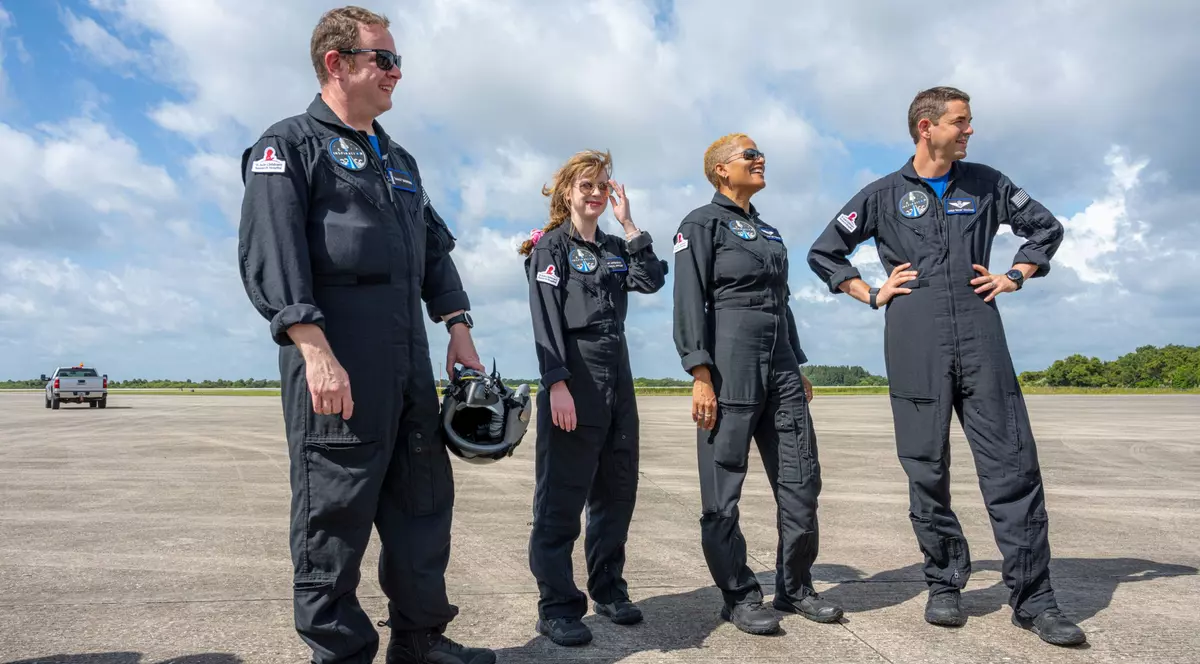 Patru astronauți amatori au început o călătorie spațială istorică. Vor orbita trei zile în jurul Pământului