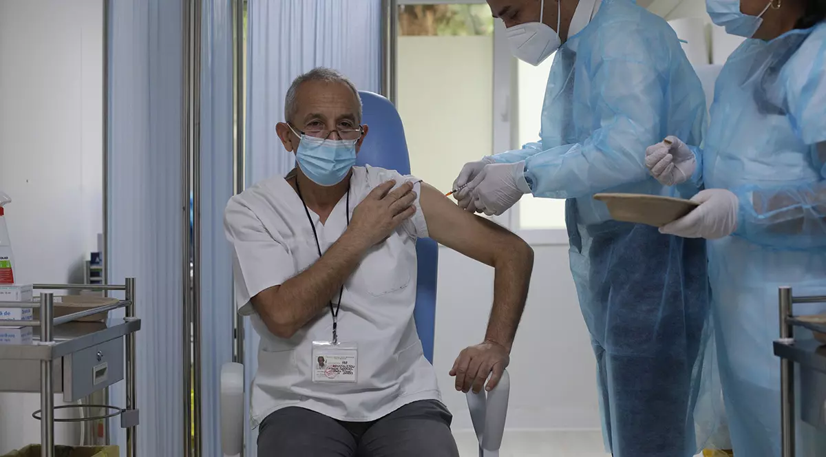 Care e riscul de spitalizare și deces la nevaccinați, prin comparație cu persoanele imunizate la COVID