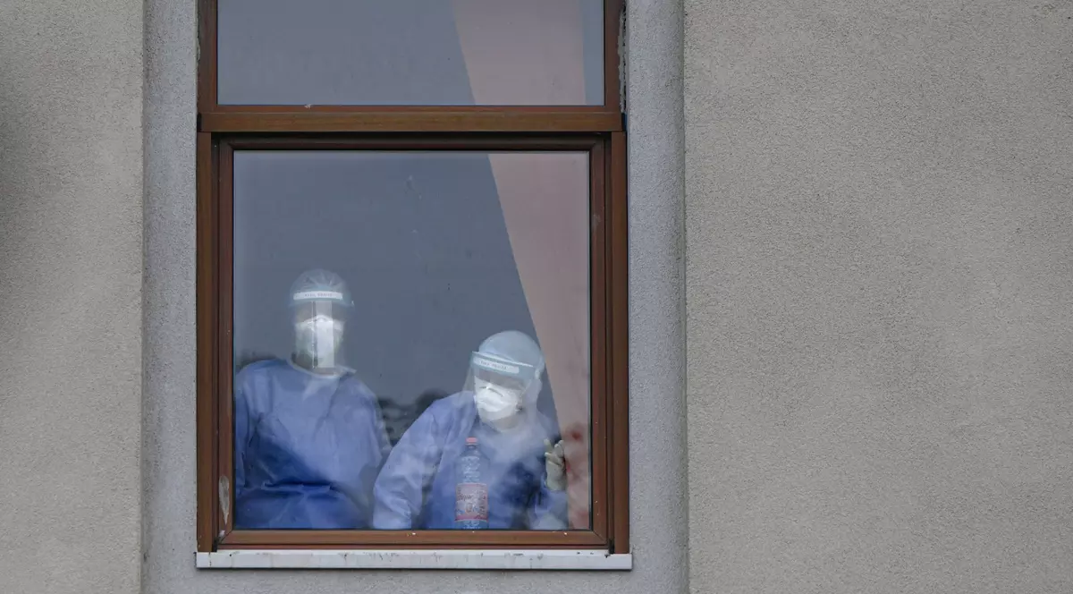 Lupta pe vaccinare între românii „frumoși și liberi” și românii „needucați și știrbi”. Unde se termină dreptatea și unde începe prostia