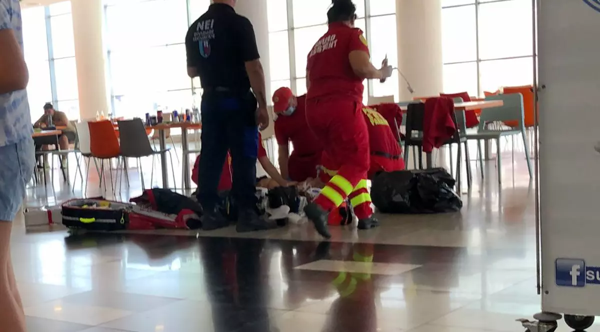 Un bătrân a murit înecat cu mâncare, într-un mall din Botoșani, în timp ce oamenii din jur filmau
