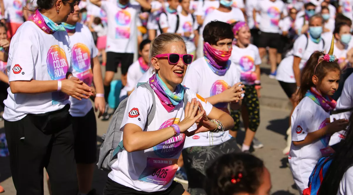 Zeci de oameni fără mască la evenimentele din București, deși purtarea ei e obligatorie. Ce spun organizatorii și Primăria