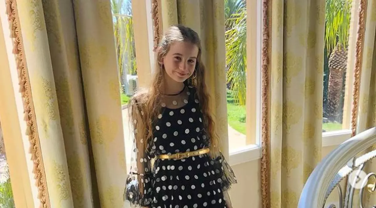 Cum arată Irina Columbeanu la 14 ani. Fiica Monicăi Gabor s-a pozat într-o rochie elegantă, cu crăpătură pe picior