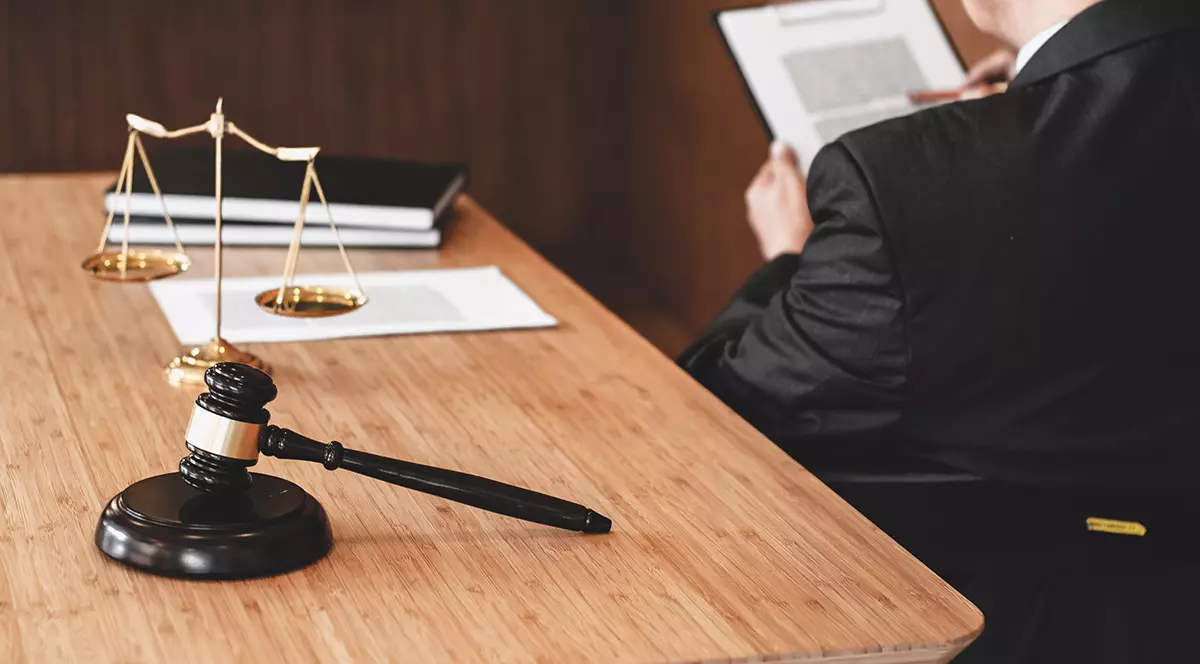 Un judecător din România încurajează autoritățile să decidă ele ce întrebări are voie să pună presa și cum să fie cenzurați cetățenii