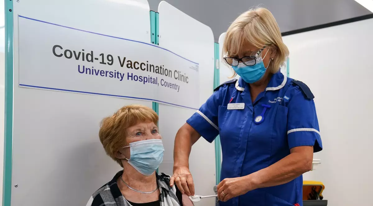 Prima persoană din lume vaccinată anti-COVID-19 a primit a treia doză