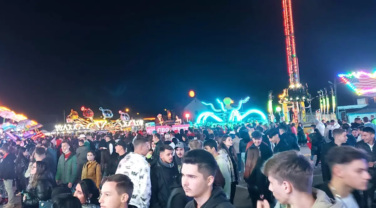 Zeci de oameni s-au înghesuit la un eveniment de la Sibiu, oraș aflat în scenariul roșu. Reacția organizatorilor