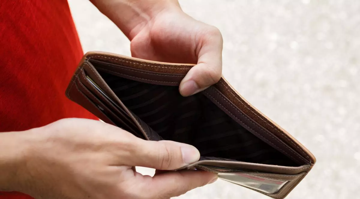 Sondaj: două treimi dintre români nu au niciun ban pus deoparte. Peste 50% spun că nu le ajunge salariul până la sfârșitul lunii