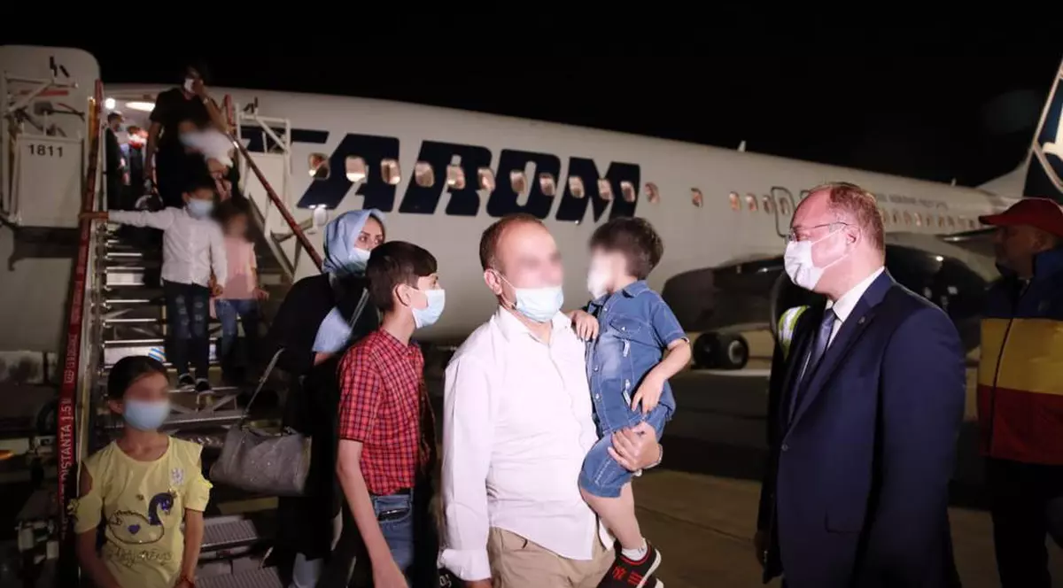 139 de cetățeni afgani, evacuați din Afganistan în urma demersurilor MAE, au ajuns în România