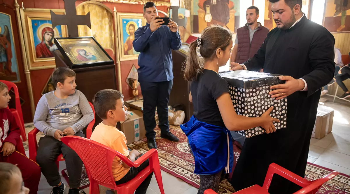 Un preot de 22 de ani s-a zbătut să le ofere copiilor din sat rechizite pentru şcoală:  „Vreau să ştie că la biserică găsesc ajutor!”