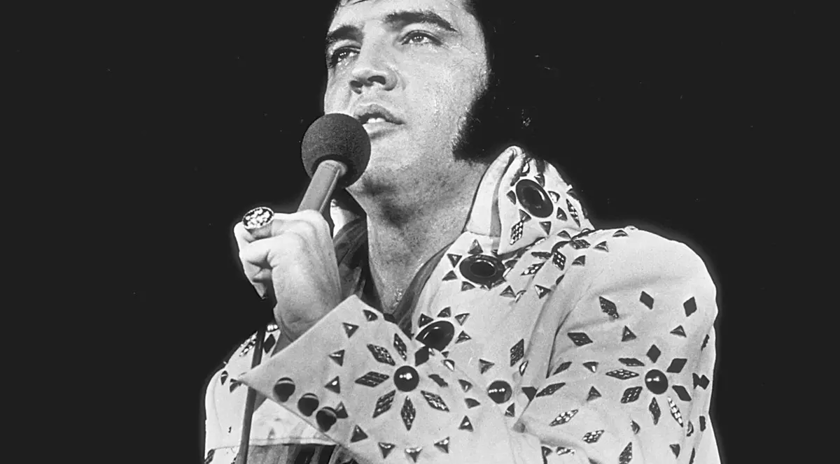 Unul dintre costumele de scenă purtate de Elvis Presley s-a vândut la o licitație cu o sumă record