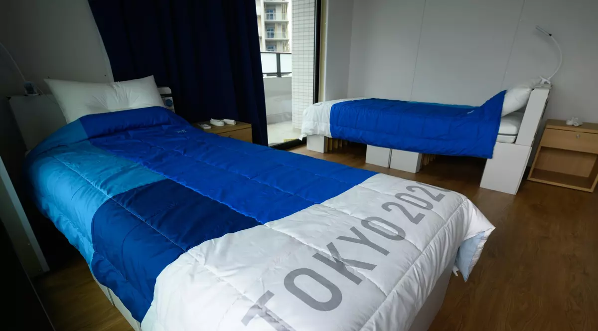 Paturile din carton în care au dormit sportivii la Jocurile Olimpice de la Tokyo, folosite pentru pacienții cu COVID