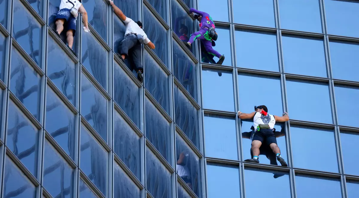 Alain Robert, poreclit „Spiderman”, arestat în Franța după ce s-a cățărat pe un turn în semn de protest față de pașaportul sanitar