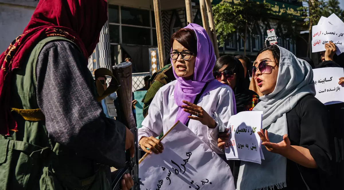 „Vom continua să ne cerem drepturile până când talibanii ne vor ucide”. Un nou protest al femeilor afgane, oprit brutal la Kabul