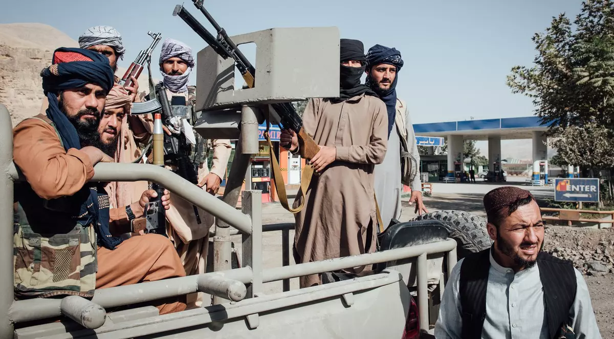 „Vă vom găsi oriunde vă ascundeți!”. Sute de persoane LGBTQ vor să fugă din Afganistan de frica talibanilor