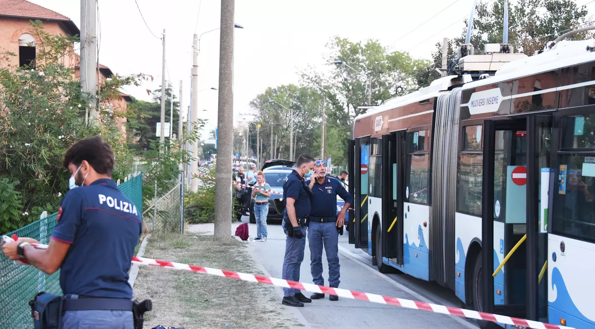 Un refugiat somalez a înjunghiat 5 persoane în Rimini. Printre victime, un copil de 6 ani, care e în stare gravă