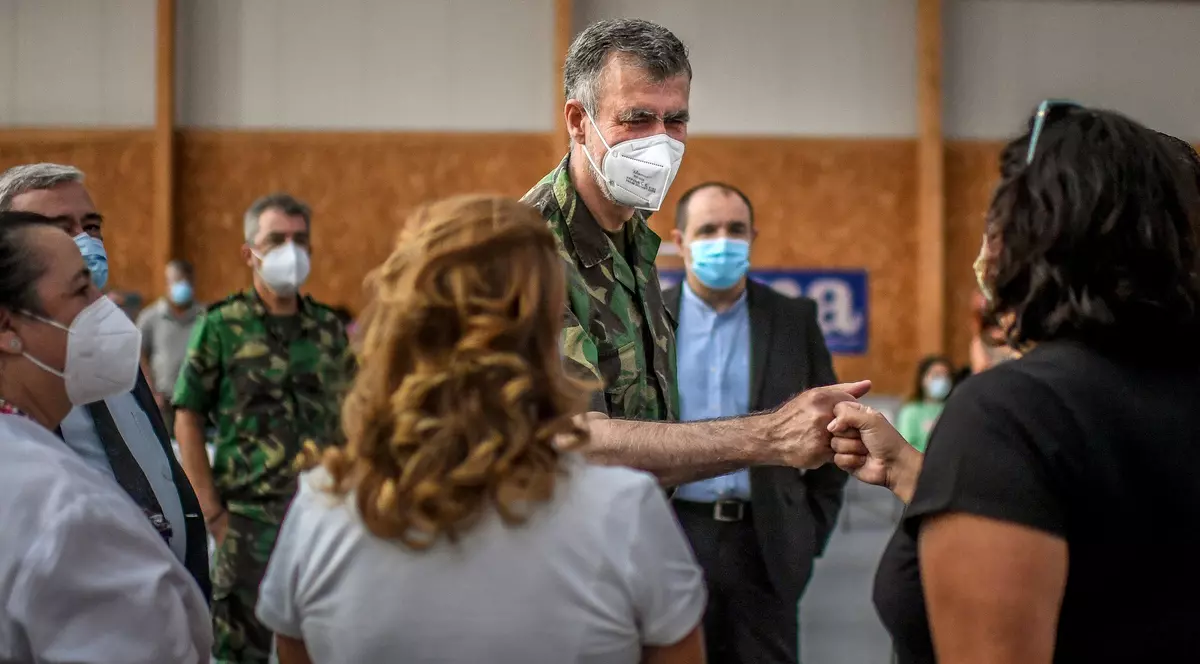 Militarul din spatele campaniei de vaccinare de succes a Portugaliei. „Una dintre cele mai respectate figuri din țară”