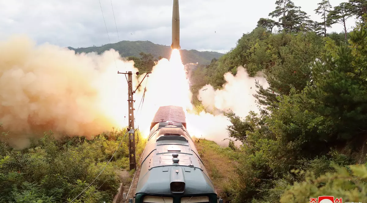 Coreea de Nord a testat noul sistem de rachete montat pe tren care lovește „forțele amenințătoare”