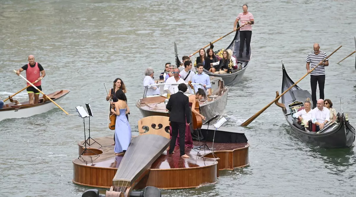 Spectacol inedit de muzică clasică pe canalele Veneției. „Vioara lui Noe”, instalația care omagiază victimele de COVID