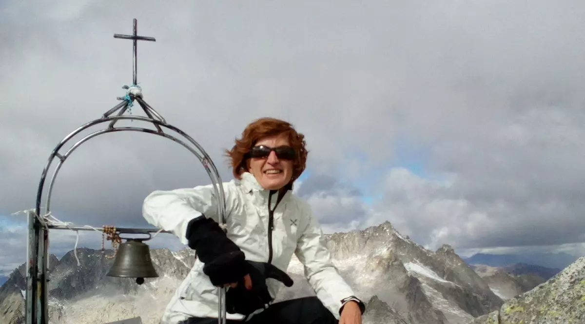 Două surori din Italia, acuzate că și-au ucis mama în somn și au ascuns cadavrul pentru a-i lua averea