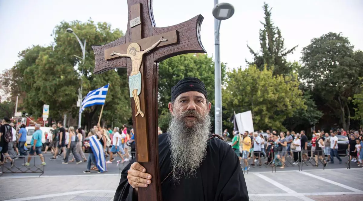 Grecia ia în calcul vaccinarea obligatorie a profesorilor și preoților împotriva COVID