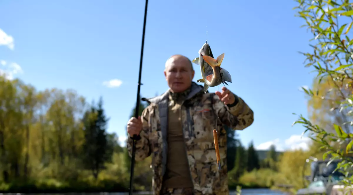 Kremlinul marchează ieșirea lui Putin din carantină cu poze cu acesta la pescuit