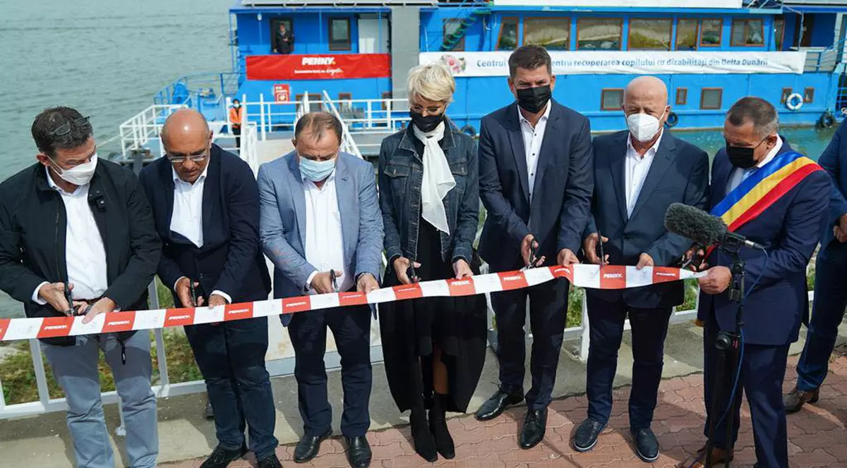 7 oameni pentru o panglică. 5 sunt oficiali veniți la inaugurarea unui centru privat, făcut cu bani strânși de o fundație