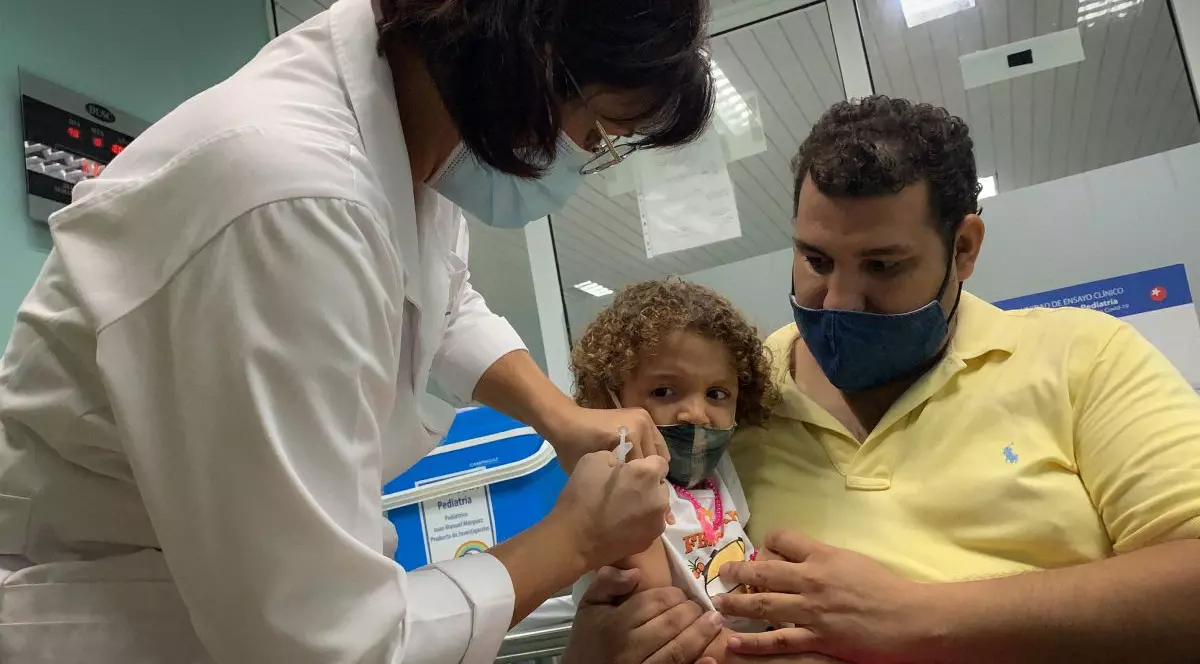 Cuba, prima țară care a început vaccinarea în masă a copiilor de cel puțin 2 ani, ca strategie pentru deschiderea școlilor și grădinițelor