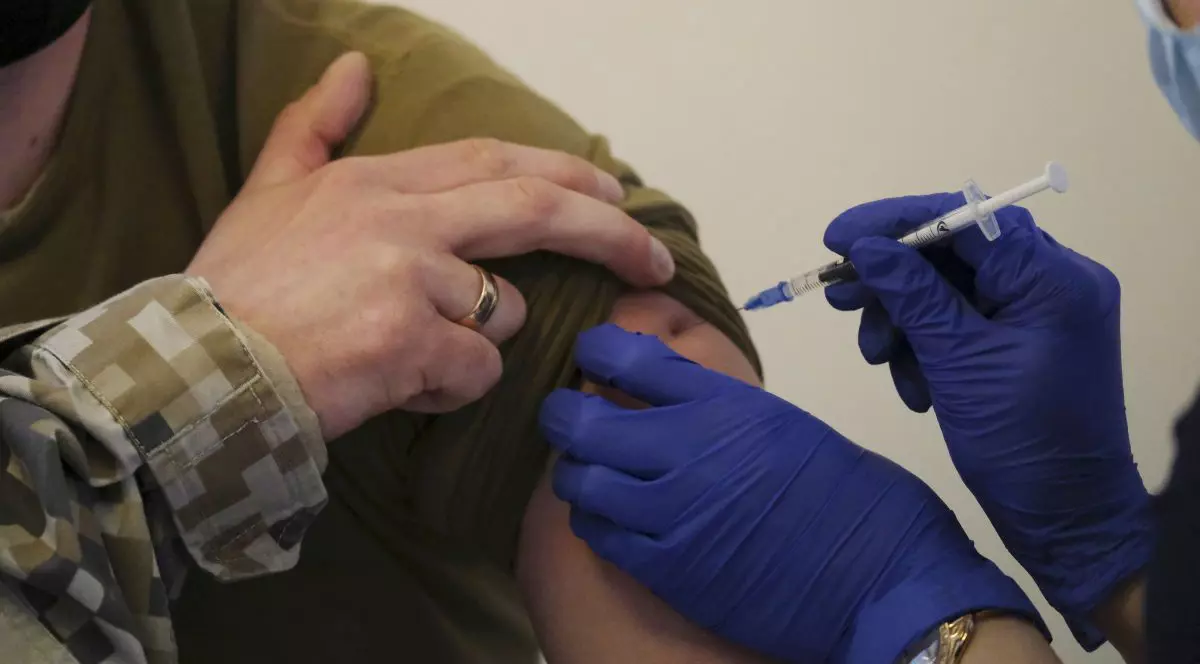 Letonia introduce vaccinarea obligatorie anti-COVID a angajaților din învățământ