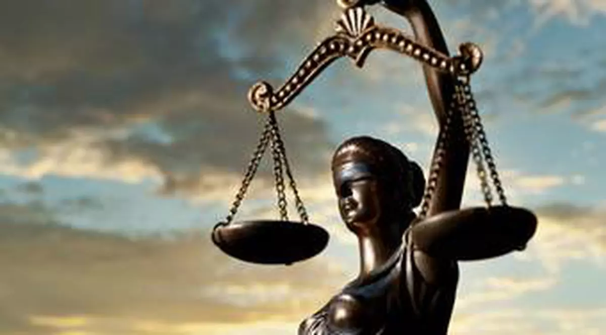 300 de participanți la examenul de Barou cer reluarea probei, din cauză au fost „zăpăciți” de repetițiile unei trupe și de o competiție de drifturi