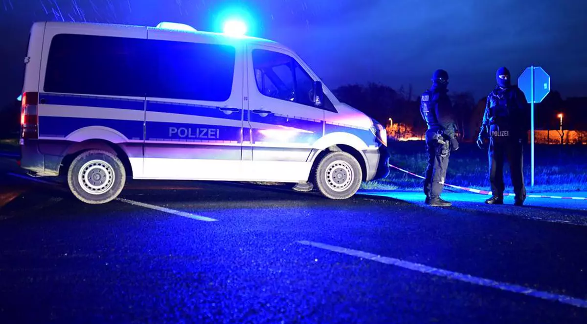 Un copil de 1 an și jumătate a murit în Germania, după ce a căzut de la etajul 4, în timp ce mama lui gătea