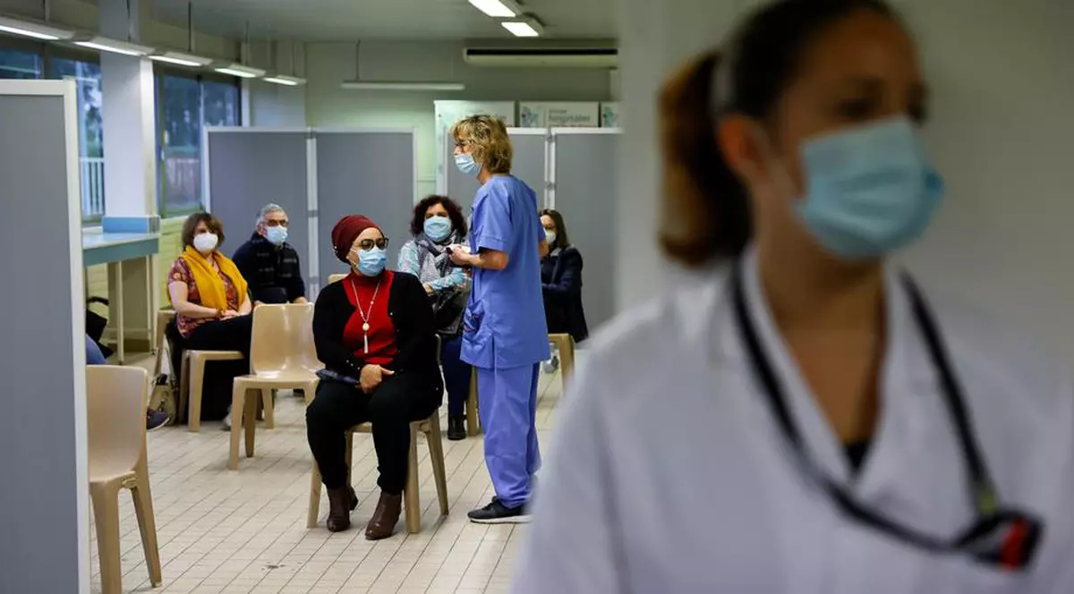 Franța suspendă 3.000 de angajați din domeniul sănătății, pentru că nu s-au vaccinat anti-COVID-19