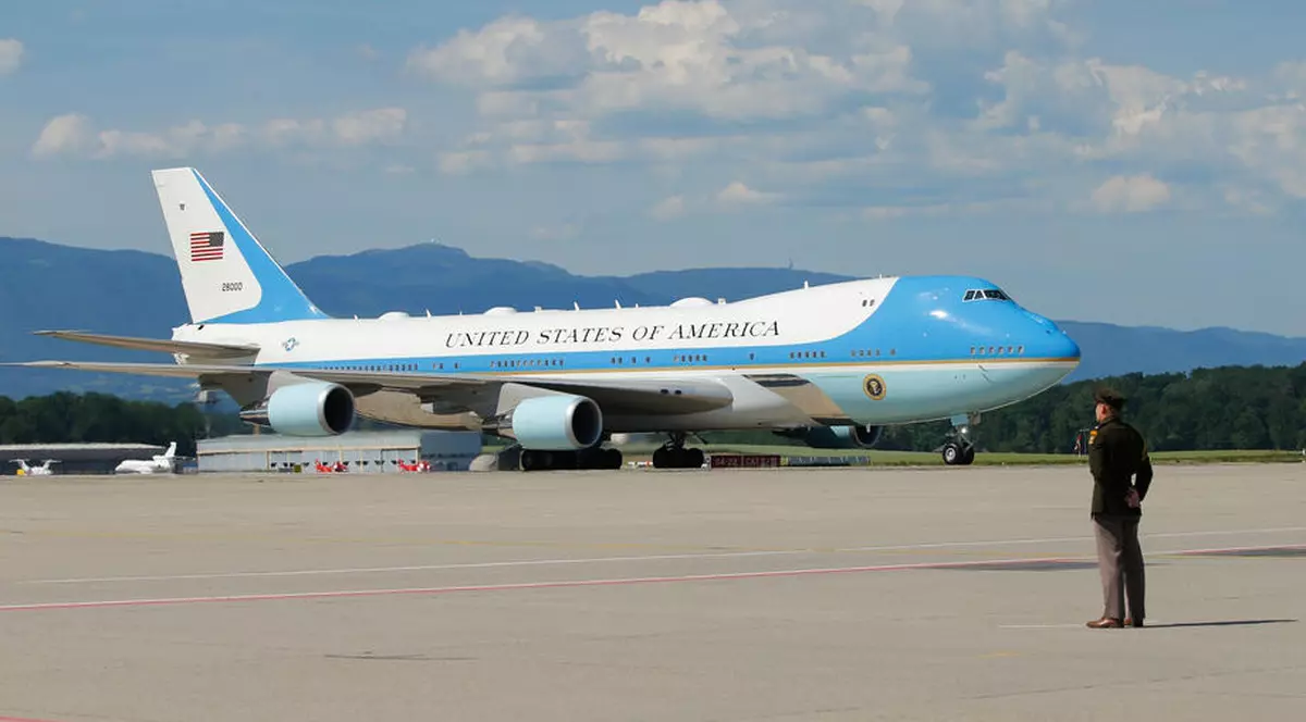 Două sticle goale de tequilla au fost găsite în fuselajul noului model Boeing de Air Force One