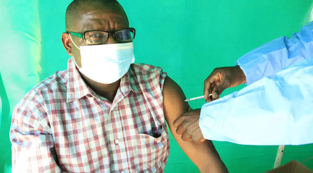 Angajații la stat, obligați să se vaccineze în Zimbabwe. „Dacă doriţi să vă prevalaţi de dreptul de a nu vă vaccina, vă puteţi da demisia”