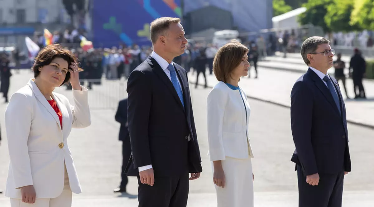 Mesaj pentru „doamnele cu care ne mândrim” și care conduc Moldova: ce să nu copieze de la România